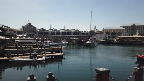 Weite-Sicht-Auf-Die-Uferpromenade-Von-Kapstadt,-Während-Der-Katamaran-Im-Hafen-Anlegt