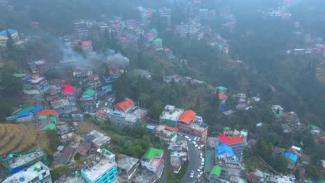 Paisaje-De-Darjeeling-Jardín-De-Té-Y-Bucle-Batasia-Vista-Aérea-De-Darjeeling-Y-Tren-De-Juguete-Darjeeling