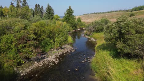 Eine-Luftdrohne-Verfolgt-Den-Natürlichen-Flusslauf-Entlang-Des-Cariboo-Highway-In-Der-Nähe-Von-127-Mile-House,-British-Columbia,-Kanada