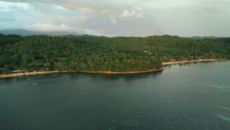 Mamangal-Beach-Mit-üppigem-Grün-Und-Ruhiger-See-Zur-Goldenen-Stunde,-Catanduanes,-Philippinen,-Luftaufnahme