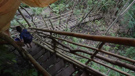 Mädchen-Zu-Fuß-Holztreppe-Hinunter-Im-Dschungel-Von-Südostasien