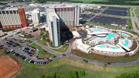 Dies-Ist-Eine-Luftaufnahme-Der-Pools-Außerhalb-Des-Winstar-World-Casino-Und-Hotels-In-Thackerville,-Oklahoma