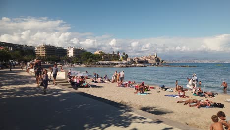 Static-view-of-people-by-beach-on-summer-day-in-Antibes,-France