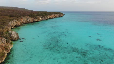 Von-Klippen-Gesäumter-Kokomo-Beach-In-Curaçao-Mit-Türkisfarbenem-Wasser