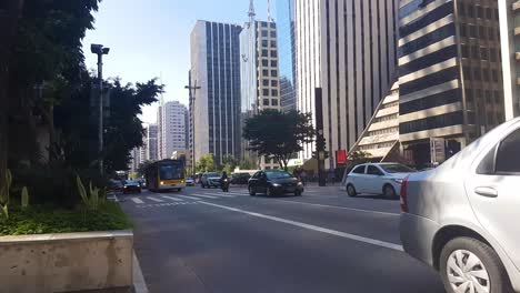 Polizei,-Autos-Und-Linienbusse-Im-Verkehr-Auf-Der-Avenida-Paulista,-Sao-Paulo,-Brasilien