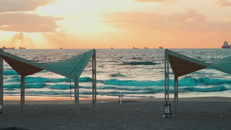 Statische-Zeitlupenaufnahme-Von-Wellen,-Die-Zur-Goldenen-Stunde-Auf-Den-Meeresstrand-Krachen