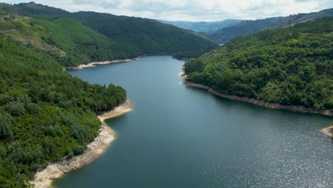 Toma-Aérea-De-La-Presa-En-El-Norte-De-Portugal,-Salamonde,-Montalegre,-Portugal,-Toma-Aérea-En-Un-Día-Soleado-Parque-Nacional-De-Geres,-Lago-Tranquilo