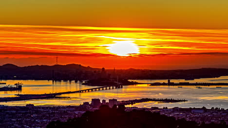 Lapso-De-Tiempo-Puesta-De-Sol-En-La-Bahía-De-San-Francisco-A-Través-Del-Mirador-De-Oakland-Con-Cielos-Anaranjados-Brillantes