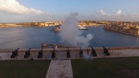 Saludando-A-La-Batería,-La-Valeta,-Malta