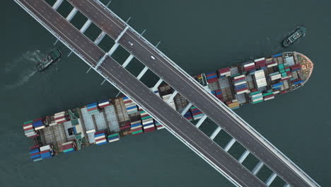 Großes-Containerschiff-Fährt-Unter-Einer-Hängebrücke-Durch