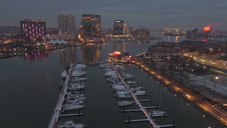 Fährterminal-Im-Inneren-Hafen-Von-Baltimore,-Patapsco-Riverside,-Ufergegend,-Nachbarschaften-Und-Entwicklung-In-Der-Abenddämmerung,-Maryland,-USA