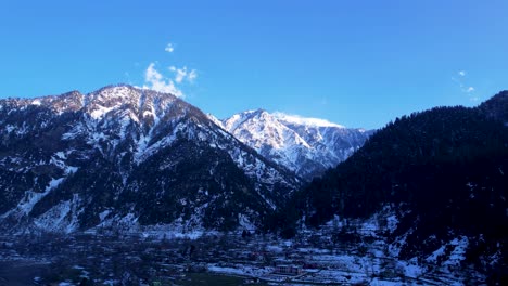 Schneebedeckte-Berge-Unter-Blauem-Himmel-Bei-Athmuqam,-Neelum-Valley,-Azad-Kaschmir