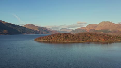 Lake-Lomond-Und-Der-Trossachs-Nationalpark-Mit-Einer-Luftdrohne,-Die-Die-Wunderschöne-Landschaft-Im-Herbst-In-Schottland-Schwenkt
