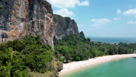 Rocas-Del-Acantilado-En-La-Playa-De-Railay-Krabi-Tailandia