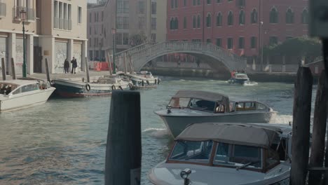 Venezianischer-Kanalverkehr-Und-Historische-Brücke