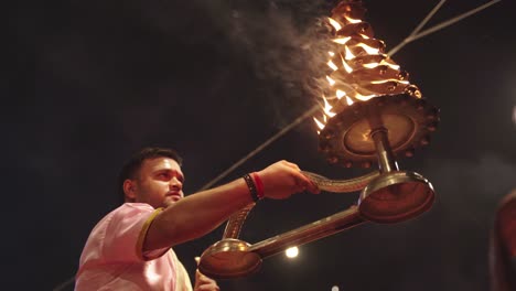 Primer-Plano-De-Un-Sacerdote-Hindú-Haciendo-Aarti-Durante-La-Noche.