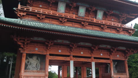 Eine-Dolly-Out-Aufnahme-Des-Koyasan-Daimon-Tors-In-Japan