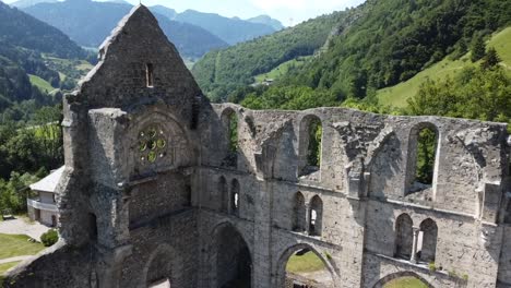 Sockel-Nach-Unten,-Um-Die-Ruinen-Der-Kathedrale-In-Der-Französischen-Landschaft-Freizugeben