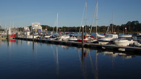 Beschleunigte-Aufnahme-Der-Wightlink-Fähre,-Die-An-Festgemachten-Motoryachten-Auf-Dem-Lymington-River-Vorbeisegelt