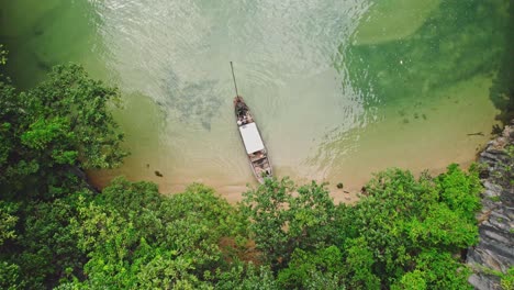Faszinierende-Luftperspektive-Eines-Longtail-Bootes-Mit-Blick-Auf-Türkisfarbenes-Wasser-Und-Kalksteinfelsen-Bei-Blue&#39;s-Hong,-Ko-Roi,-Thailand