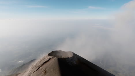Vista-Por-Drones-Del-Cráter-Del-Volcán-Fuego-En-Guatemala