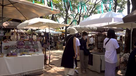 Gente-Caminando-Por-El-Mercado-De-Artesanías-En-Chiang-Mai,-Tailandia.