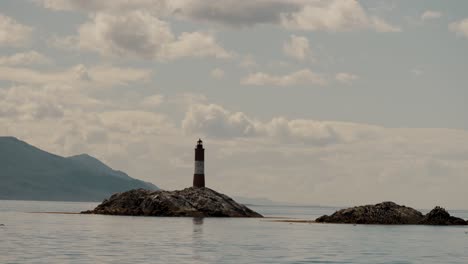 Faro-Les-Eclaireurs-En-Islas-Rocosas,-Ushuaia,-Canal-Beagle,-Tierra-Del-Fuego,-Sur-De-Argentina