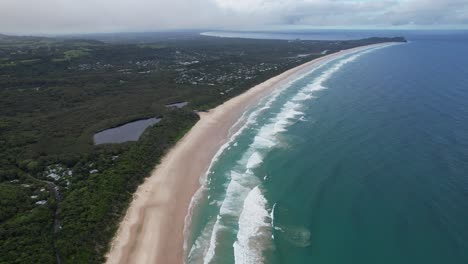 Panoramic-View-Of-Broken-Head-Beach-In-NSW,-Australia---Drone-Shot