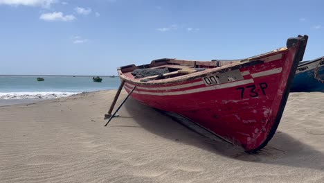 Bote-De-Remos-De-Pesca-Rojo-Recostado-En-La-Playa-En-Cabo-Verde