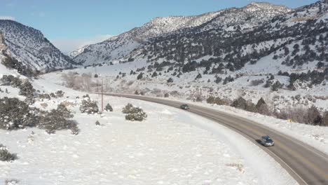 Carretera-De-Montaña-Con-Coches-Y-Nieve.