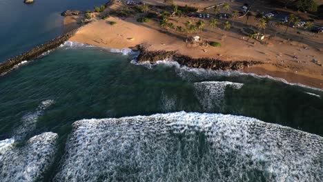 Wellen-Plätschern-Am-Sandstrand-Haleiwa-Alii-In-Oahu,-Hawaii