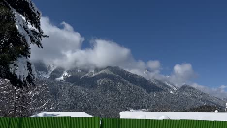 Belleza-Invernal-Nieve-En-Pahalgam,-Cachemira:-Una-Aventura-Nevada-En-La-Región-Del-Himalaya-Anantnag:-Nieve-En-Las-Carreteras,-Snowboard-Y-Vistas-Majestuosas