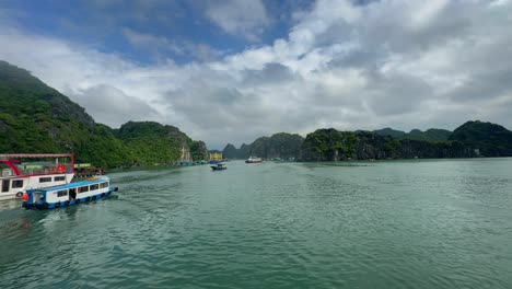 Barco-De-Pescadores-De-Tiro-Estático-En-El-Océano-Verde,-Vietnam-Cat-Ba