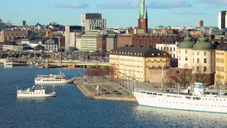 Vista-Estática-Del-Tráfico-De-Ferry-En-La-Mañana-De-Primavera-En-El-Centro-De-Estocolmo