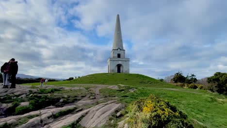 El-Obelisco-De-Killiney-Se-Encuentra-En-La-Colina-De-Killiney,-Con-Vistas-A-Leinster-Dalkey-Y-La-Bahía-De-Dublín,-Cerca-De-Donde-Viven-Los-Más-Ricos-De-Irlanda.