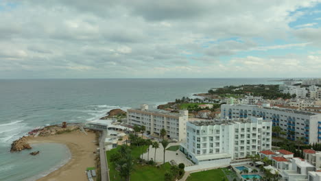 Luftaufnahme-über-Dem-Leeren-Strand-Von-Pernera-P-Und-Den-Strandhotelappartements-Von-Pola-Costa-An-Einem-Bewölkten-Tag-In-Der-Stadt-Paralimni,-Zypern