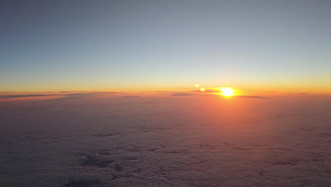 Hochwinkelansicht-Des-Wunderschönen-Goldenen-Sonnenuntergangs-über-Den-Wolken