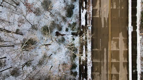 Schneebedeckte-Bäume-Auf-Dem-Mount-Sequoyah,-Arkansas,-Mit-Einer-Angrenzenden-Straße,-Luftaufnahme