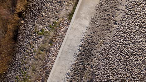 Aufsteigender-Drohnenschuss-über-Der-Barrage-Du-Planas-Avignon