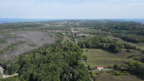 Landschaft-Der-Alten-Missionshalbinsel-Mit-Bauernhöfen,-Wäldern-Und-Weinbergen,-Luftdrohnenansicht