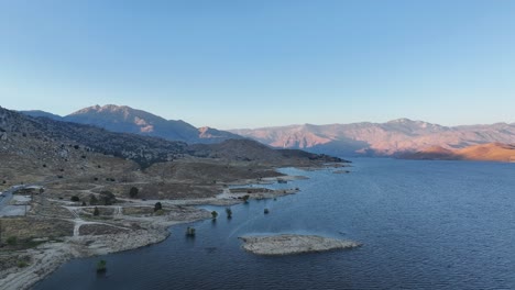 Puesta-De-Sol-Sobre-El-Lago-Isabella-California-Con-Tráfico-Turístico-A-La-Vista-Sombras-Dinámicas-A-Través-De-Las-Montañas-60fps