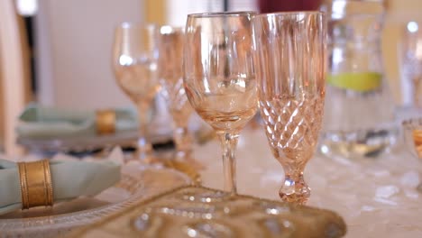 Elegante-Weingläser-Auf-Der-Hochzeitstafel-Beim-Empfang
