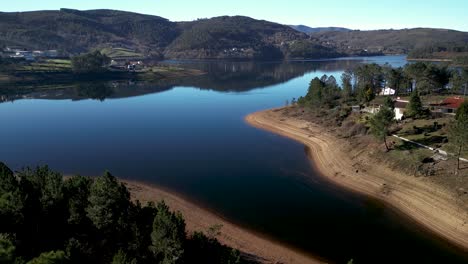 Aerial-establishing-shot-of-Peneda-Gerês-National-park,-Scenic-lagoon-wilderness,-Portugal