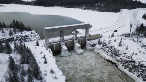 Luftaufnahme,-Langsame-Drohne,-Umlaufbahn,-Rauschendes-Wasser,-Notigi-Wasserkraftwerk,-Arktische-Energie