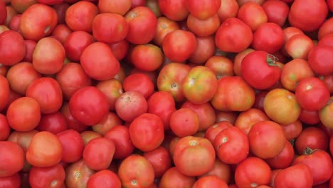 Tomaten-Werden-Auf-Dem-Markt-Verkauft