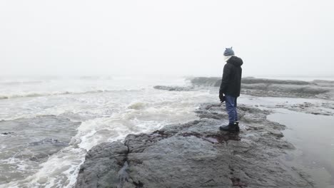 Kleiner-Junge-Steht-Auf-Den-Felsen-In-Einer-Küstenlandschaft