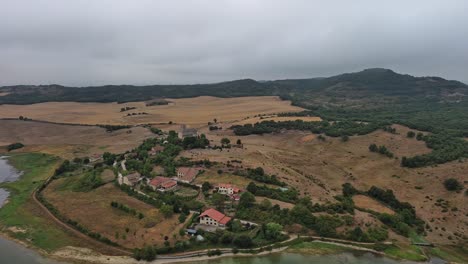 Nanclares-De-Gamboa-Dorf-Im-Baskenland,-Spanien,-Mit-Bewölktem-Himmel-Und-üppiger-Umgebung,-Luftaufnahme