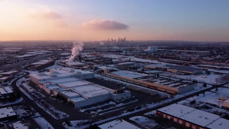 Eine-Dampfende-Fabrik-Im-Winterindustriegebiet