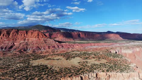 Capitol-Reef-Mountains-Gegen-Blauen-Himmel,-Luftaufnahme-Des-Utah-Nationalpark