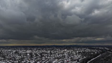 Ein-Zeitraffer-Der-Luftaufnahme-Grauer-Wolken-über-Einem-Vorort-Auf-Long-Island,-New-York-An-Einem-Bewölkten-Tag